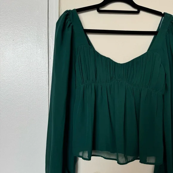 ❌ SOLD ❌ Abercrombie & Fitch Green Top with Sheer Sleeves - Picture 3 of 7